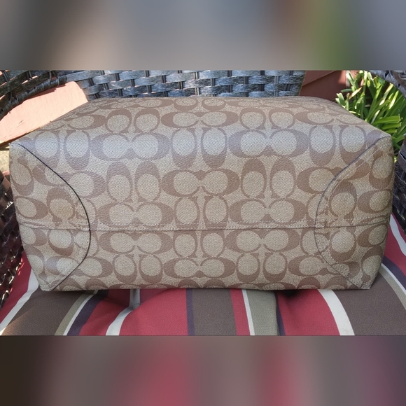 Signature Canvas Coach Big City Tote with Matching Wallet - Picture 4 of 6